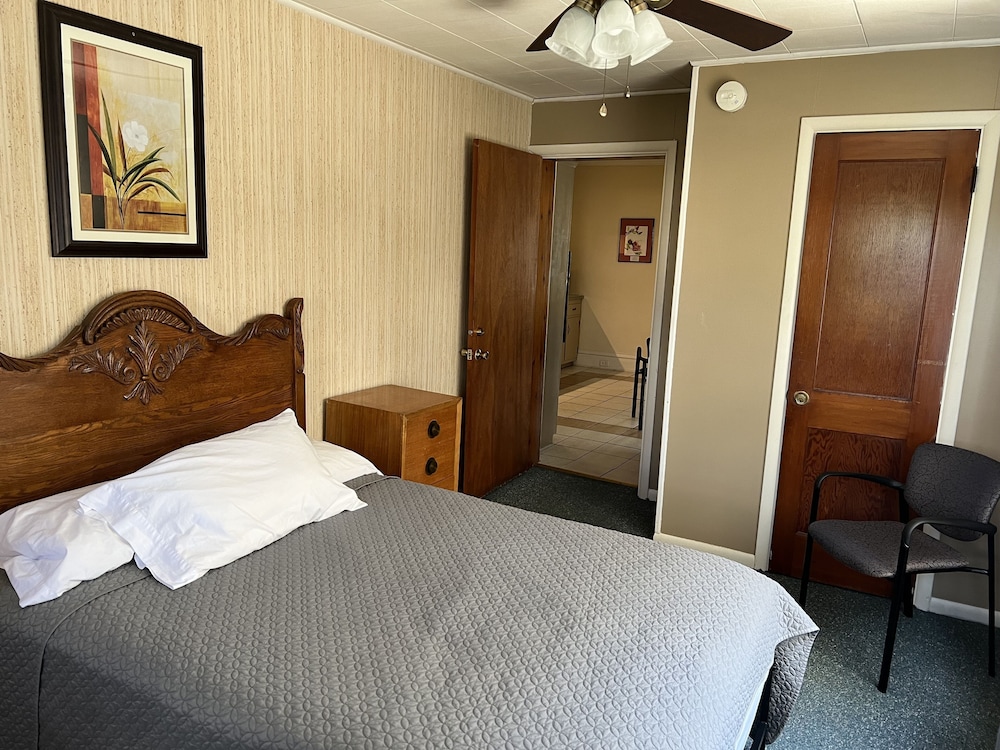 Simmons Motel 24/74