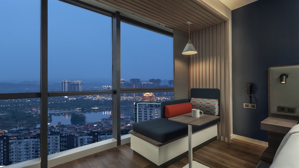 Holiday Inn Express Meishan Dongpo 32/52
