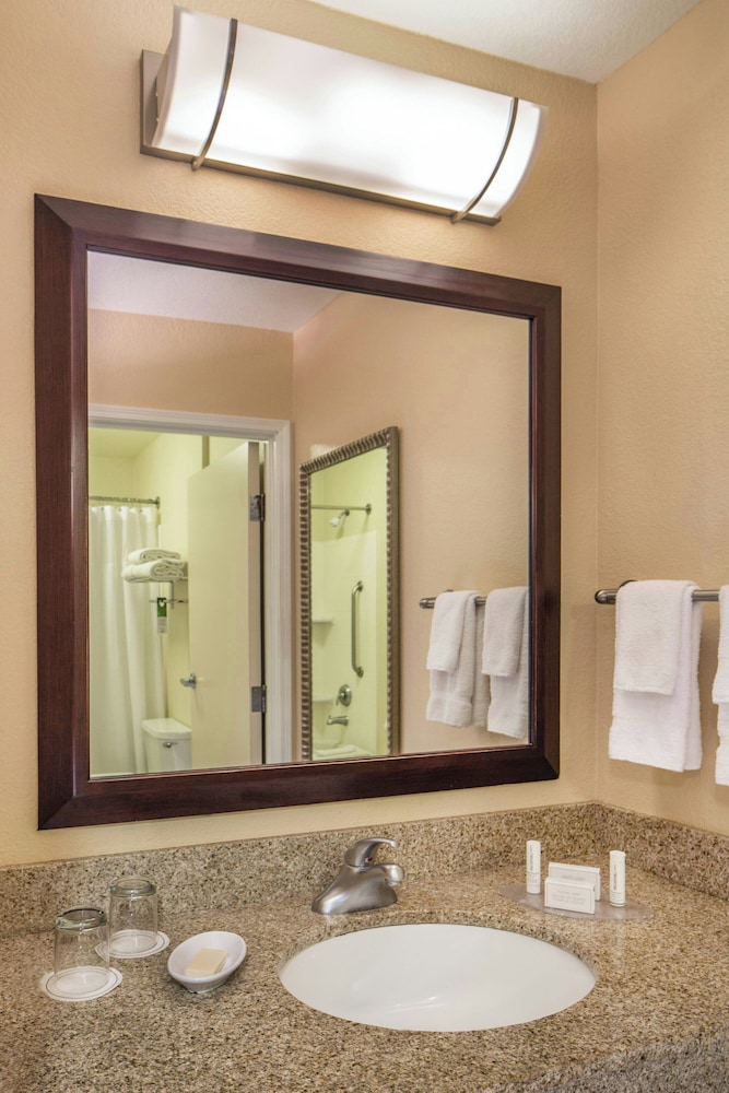 Springhill Suites by Marriott Laredo 34/35