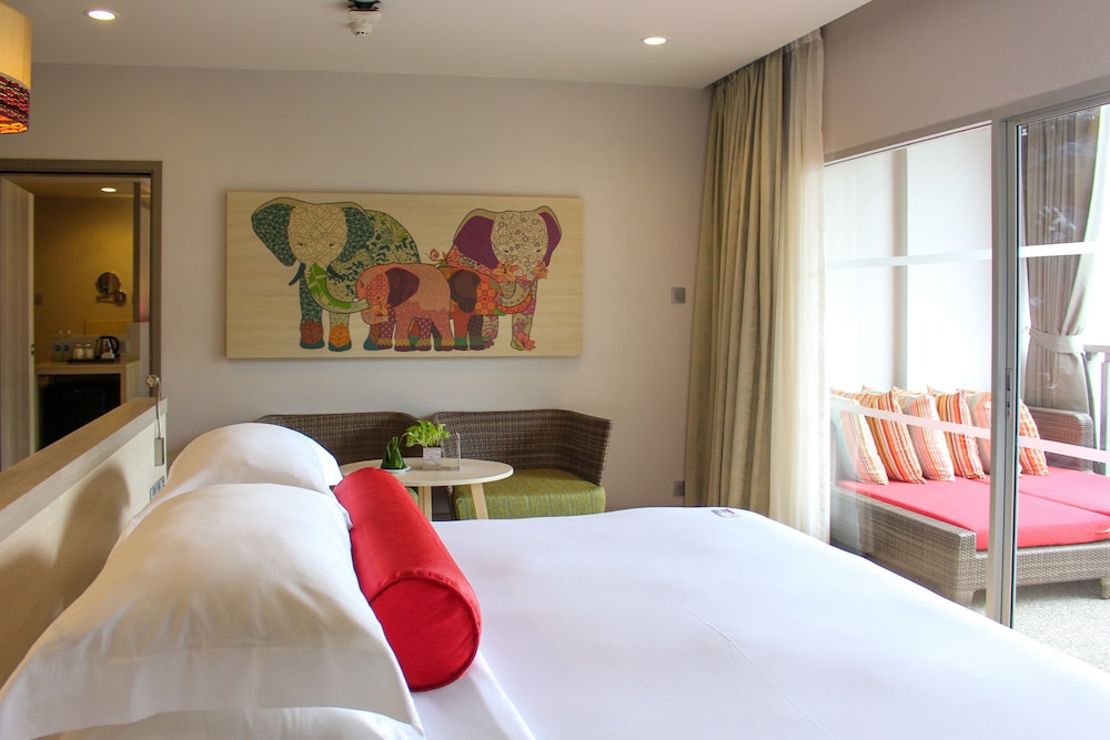 Ramada By Wyndham Phuket Deevana 25/70