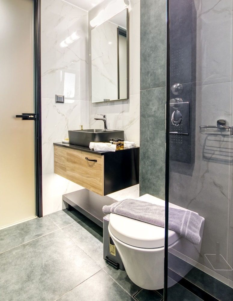 Sapphire Blue Suites 87/87