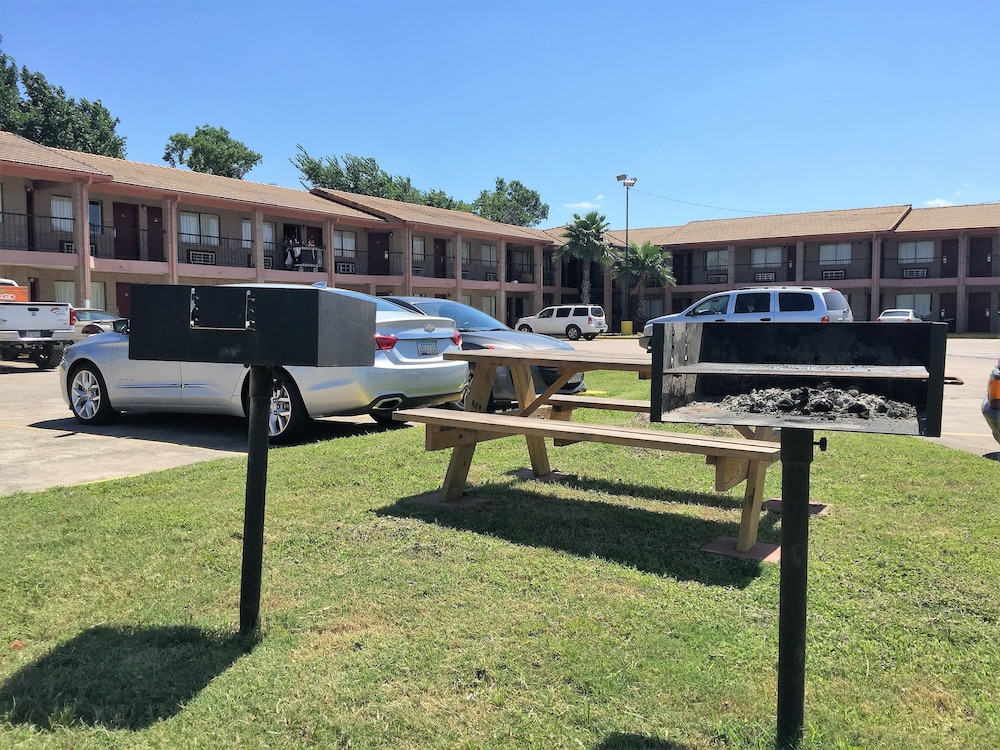Relax Inn Channelview 10/39