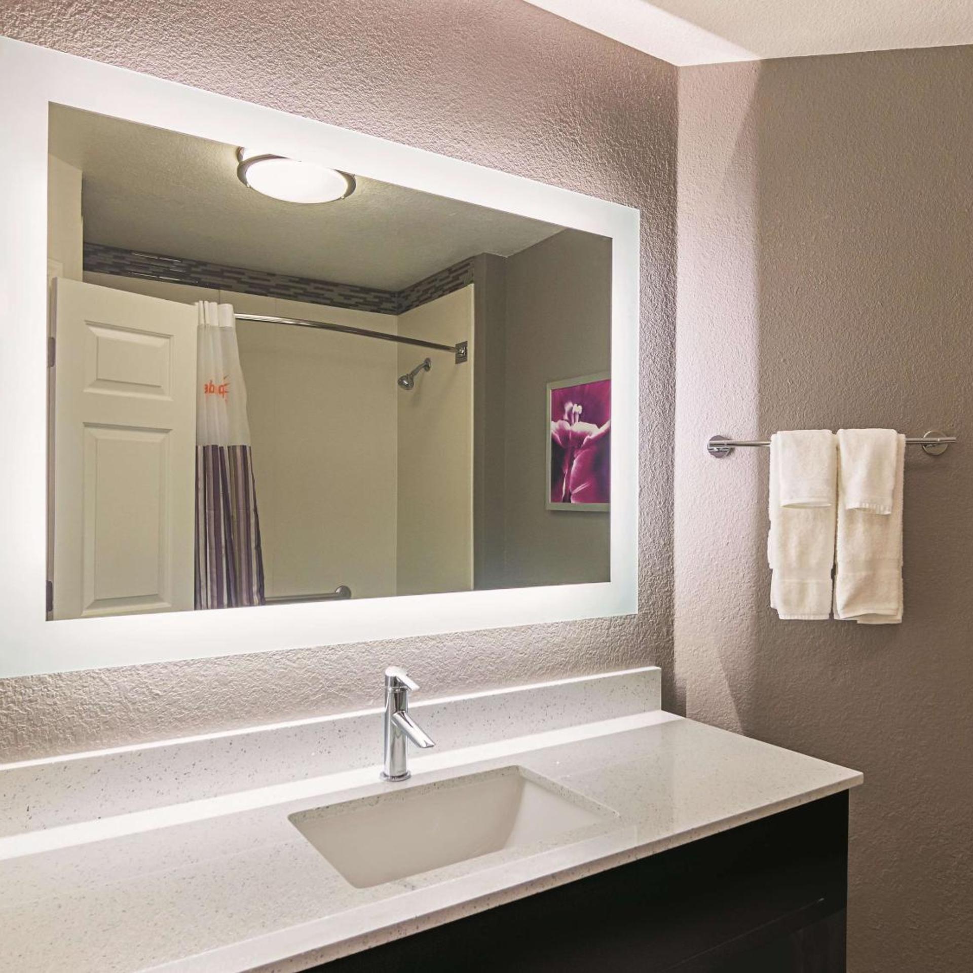 غرفة ديلوكس بسرير مزدوج، La Quinta Inn Suites Oklahoma City Nw Expwy 5/5