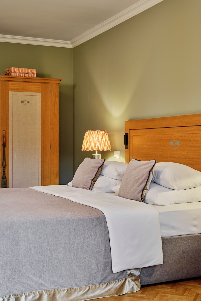 Room, Queen Bed, Garden View, No Balcony, Small