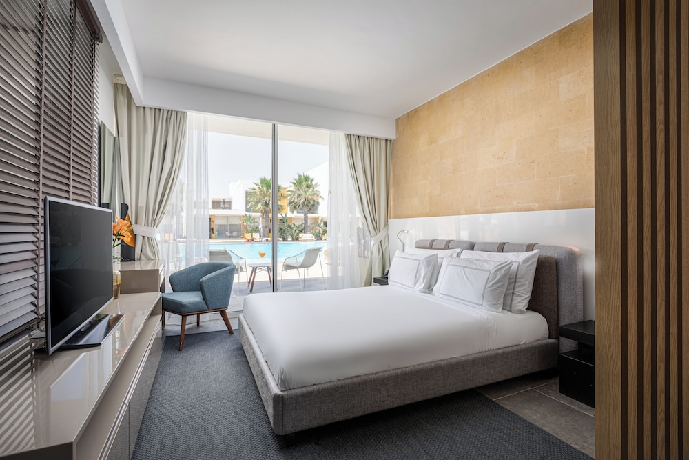 Pool, Queen Bed