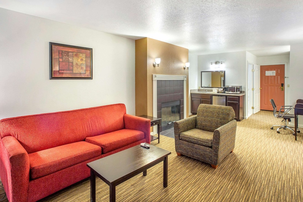 Quality Inn & Suites Tulare CA 29/50