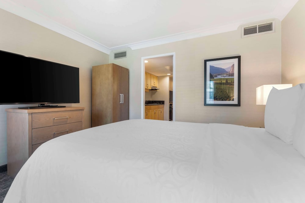 Suite, Queen Bed, Sofa, Balcony, Courtyard Area