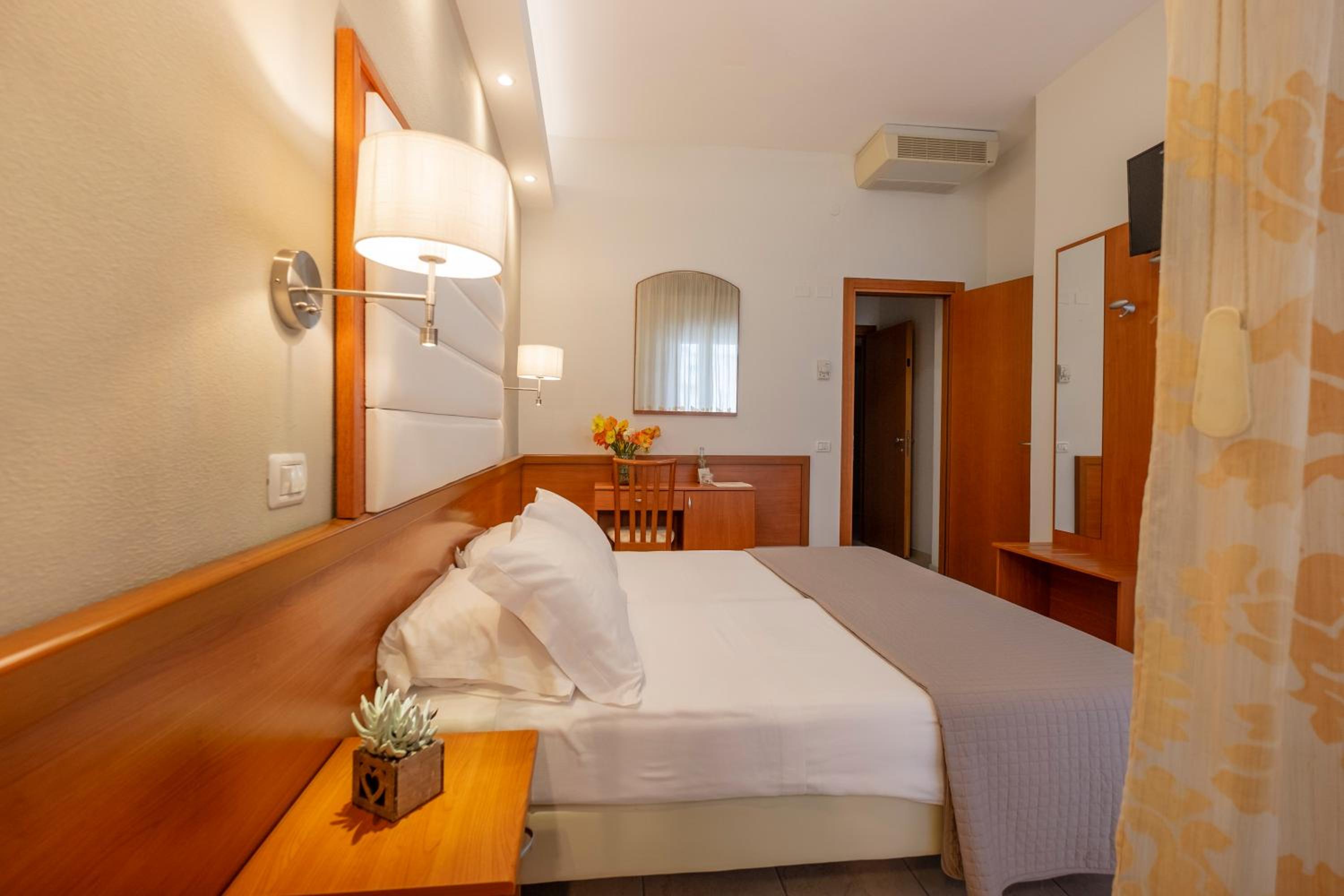 Room, Double or Twin Bed, Lateral Side Sea View