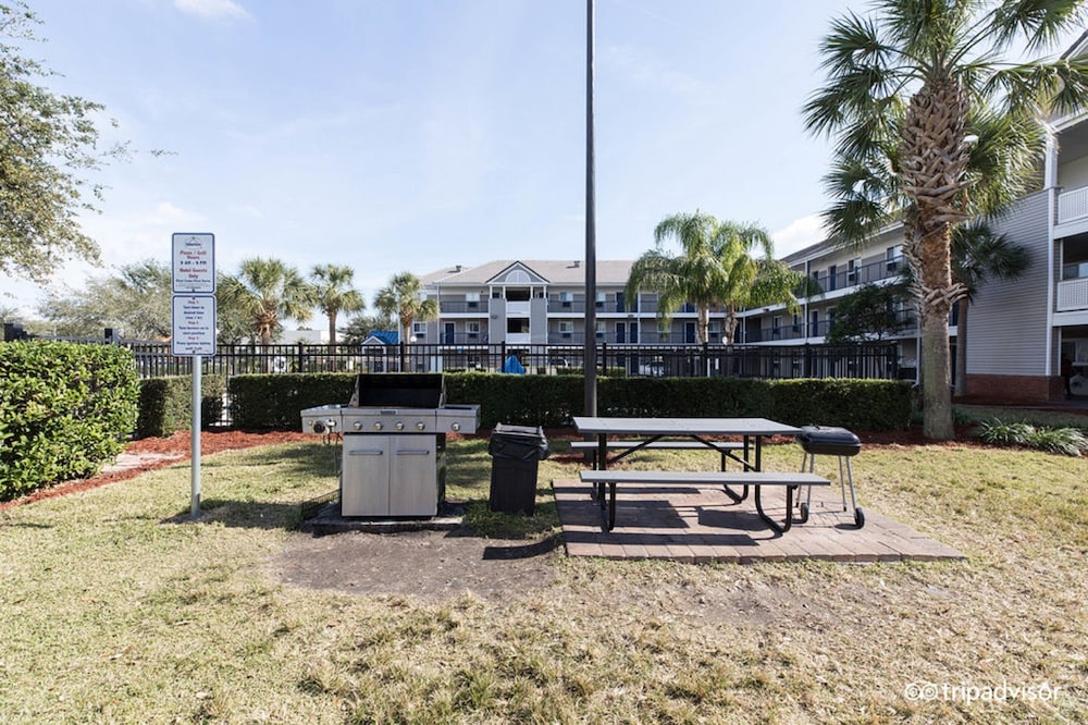HomeTowne Studios by Red Roof Orlando South 37/42