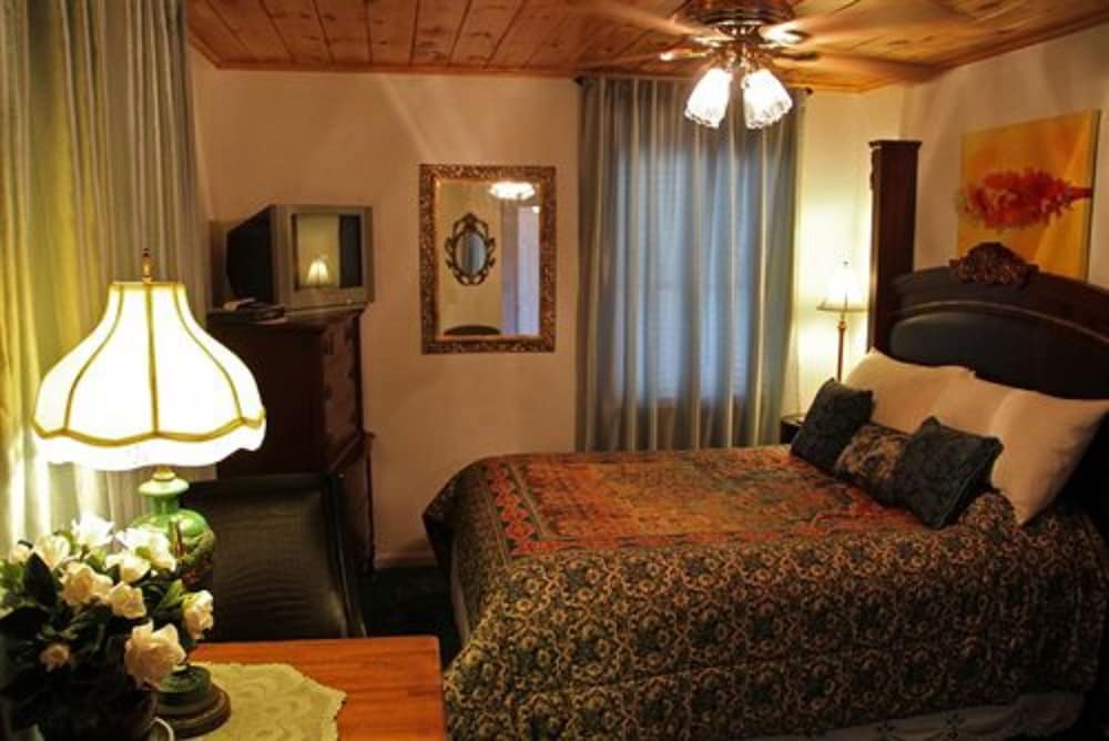 Echo Canyon Manor 3/76