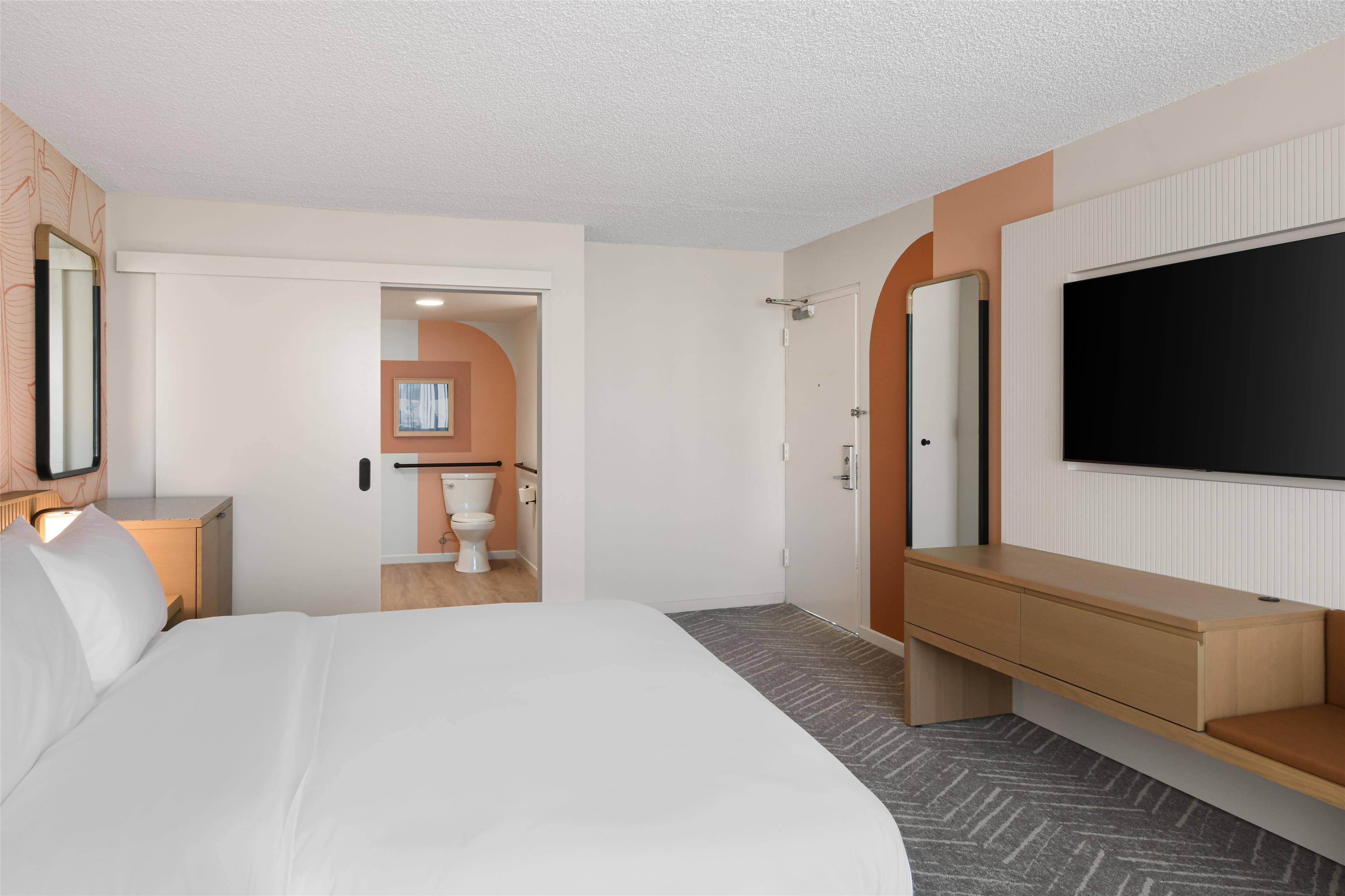 ROOM, KING BED, PARTIAL VIEW, ACCESSIBLE