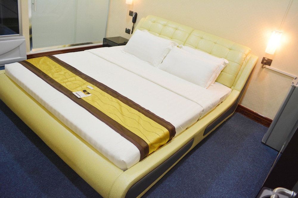 999 Hotel 32/36