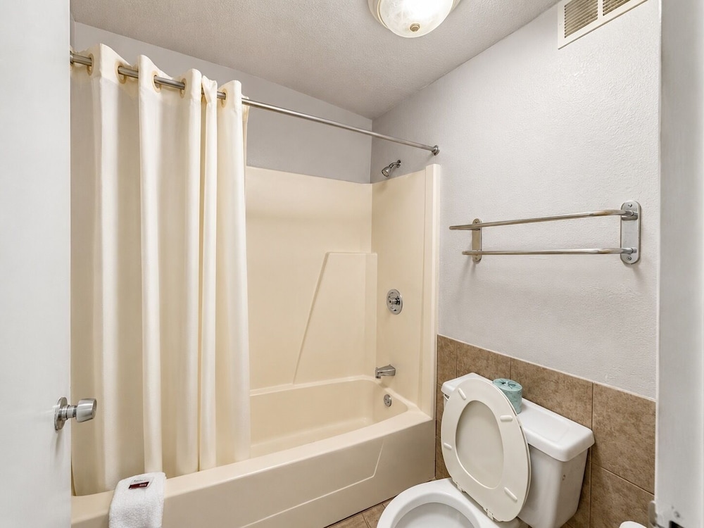Regency Inn 48/49