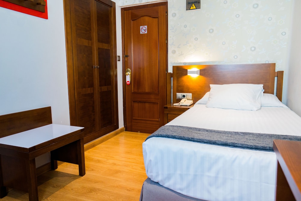 ROOM, SINGLE