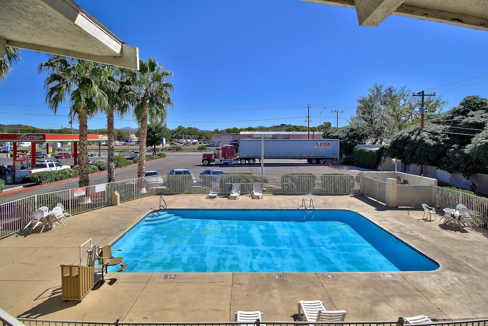 Motel6 Nogales, AZ - Mariposa Road 25/31