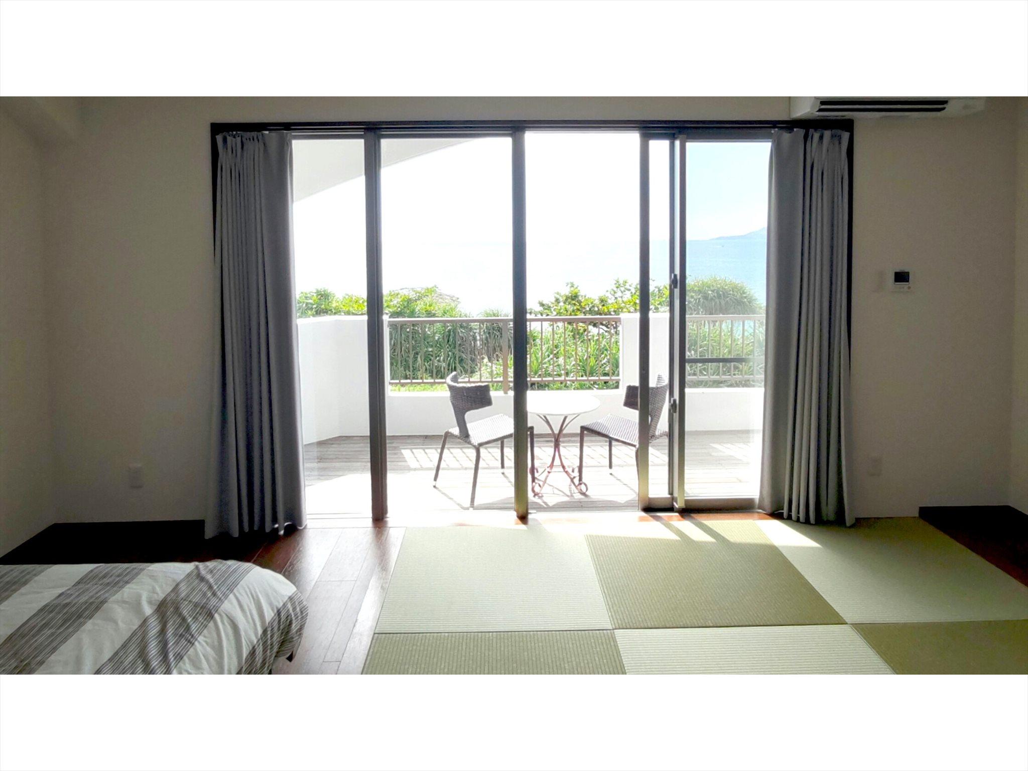 1 Bedroom, Living Area, Bathtub