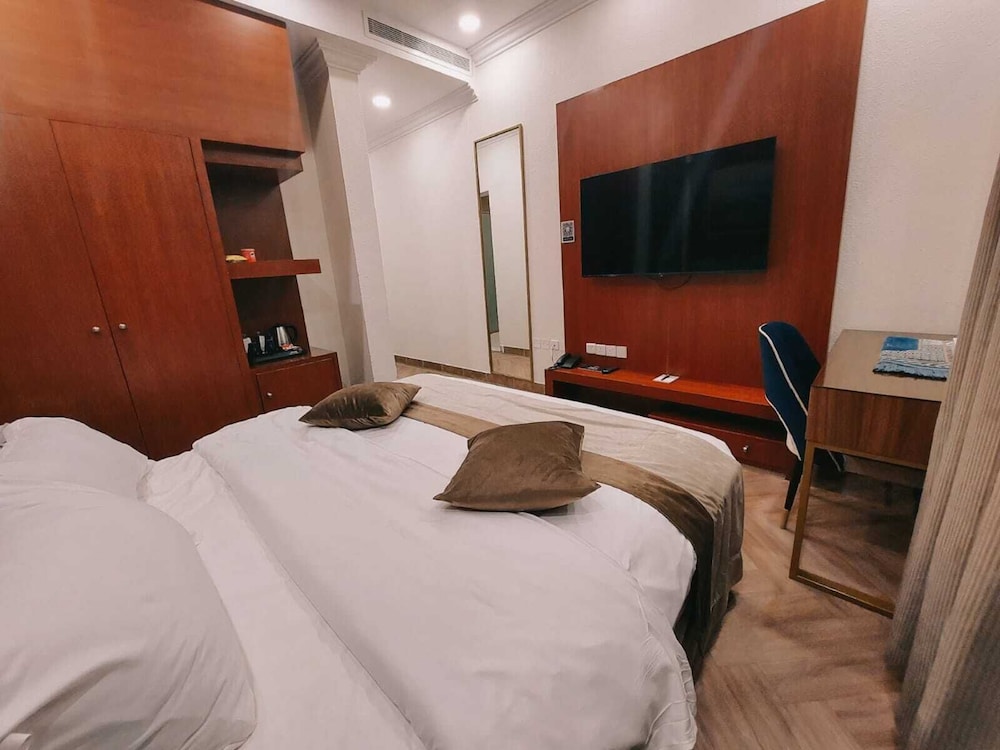 Anova Hotel 11/20
