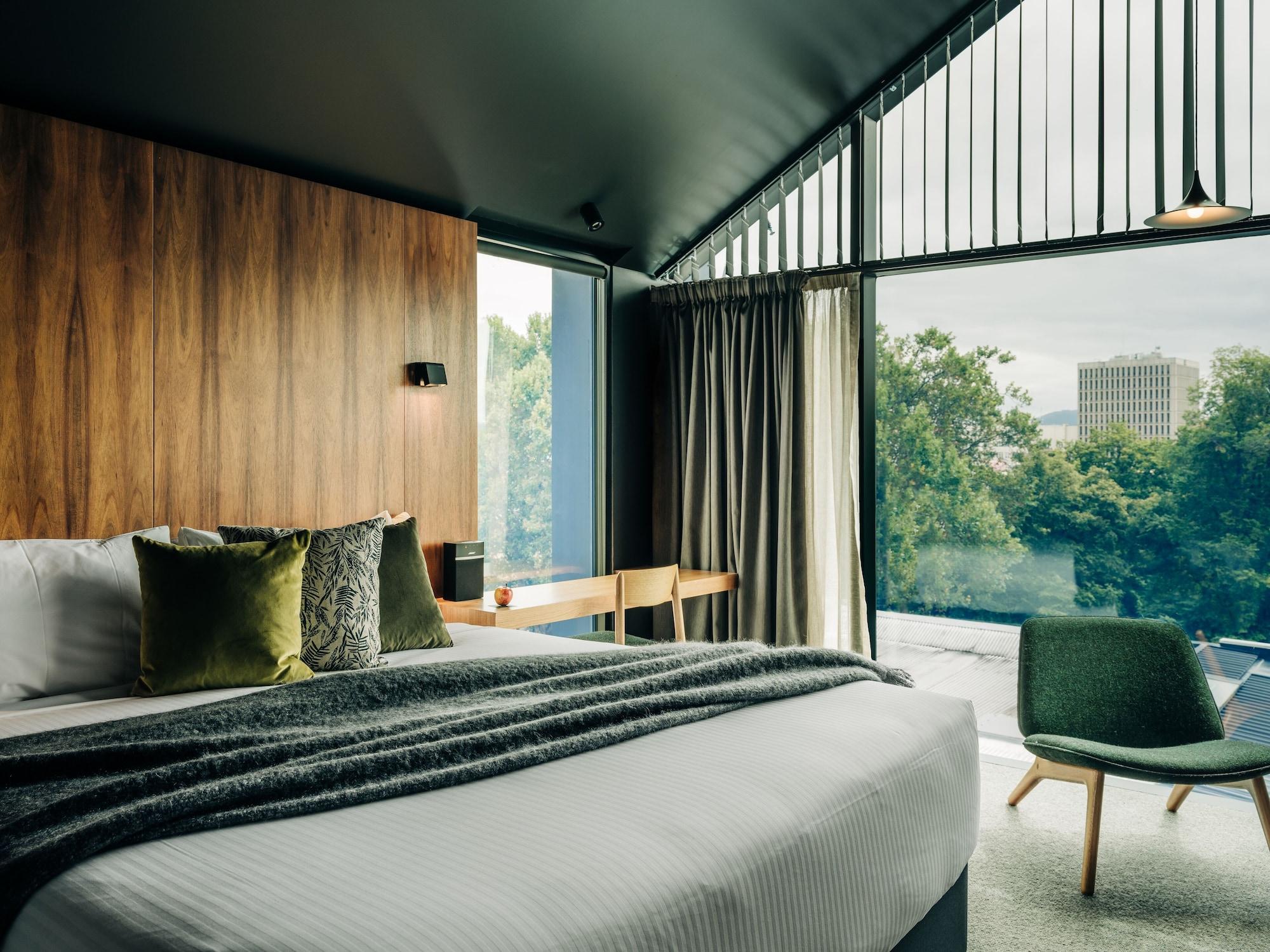 Grove, Superior, Bathtub