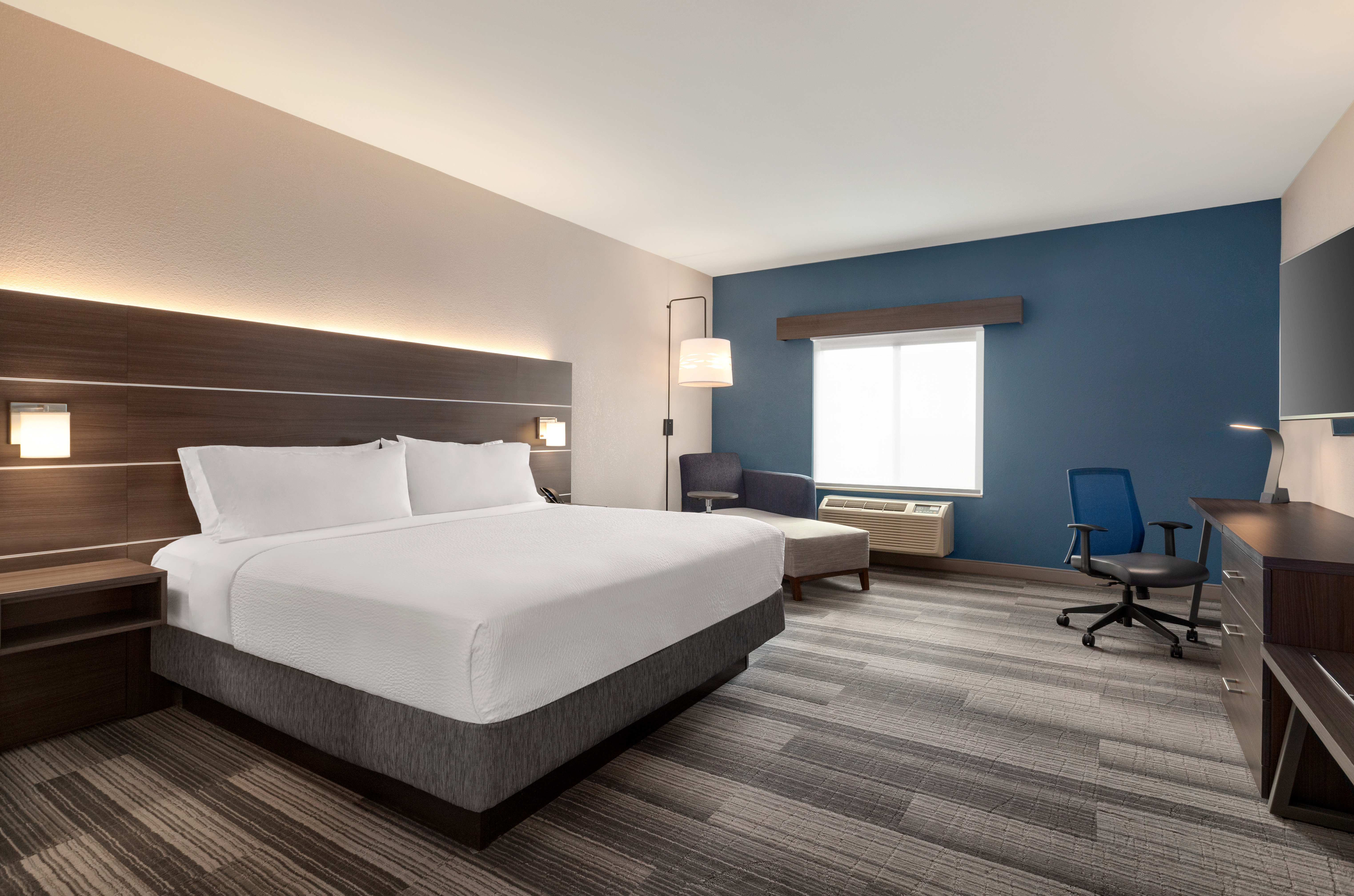 Feature, King Bed، Holiday Inn Express Hotel Suites Denver Airport 2/4