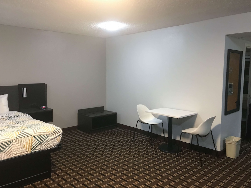 Studio 6 Suites Tupelo MS North 16/37