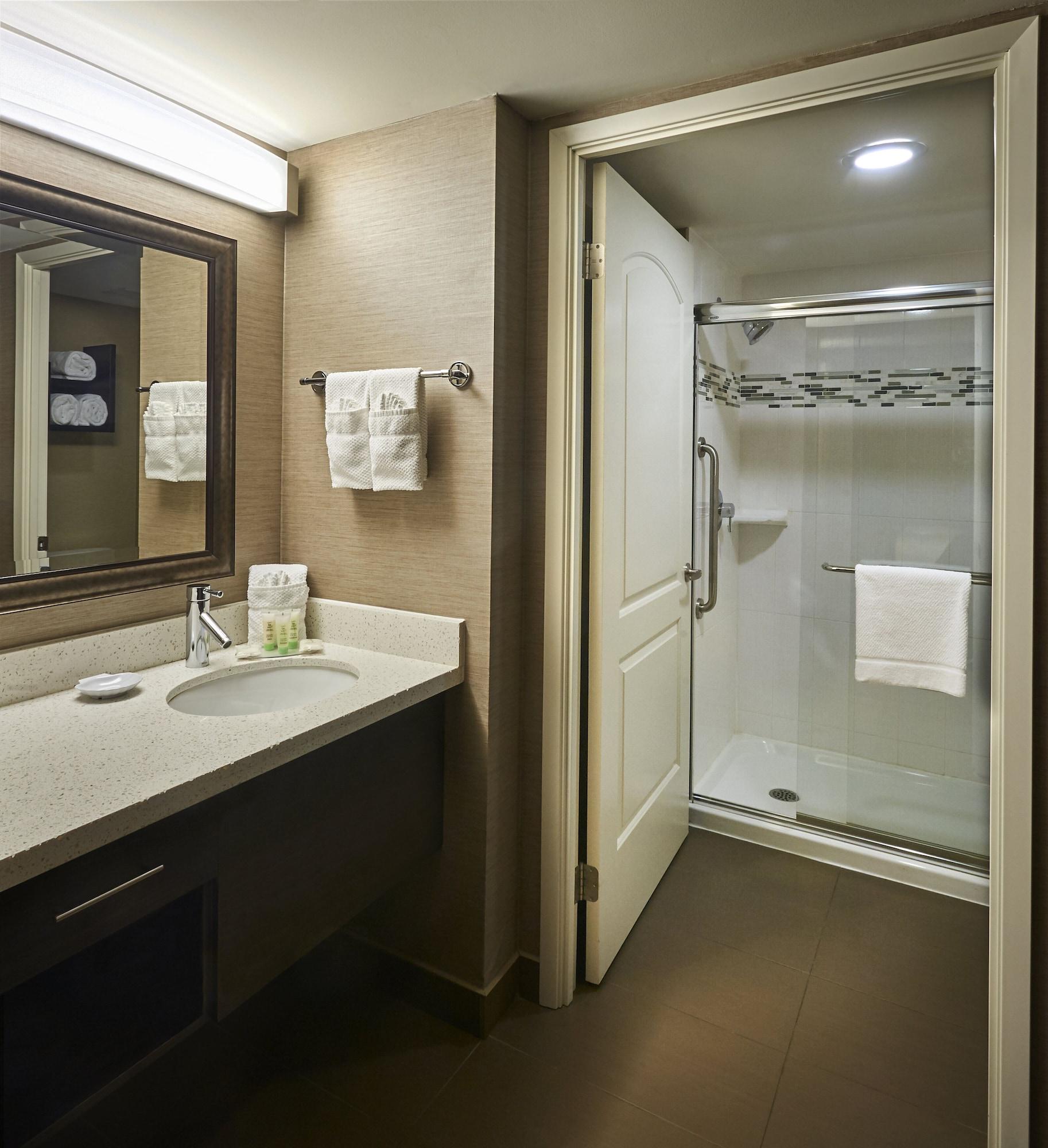 جناح بغرفتي نوم بمطبخ، STAYBRIDGE SUITES HAMILTON - DOWNTOWN 2/2