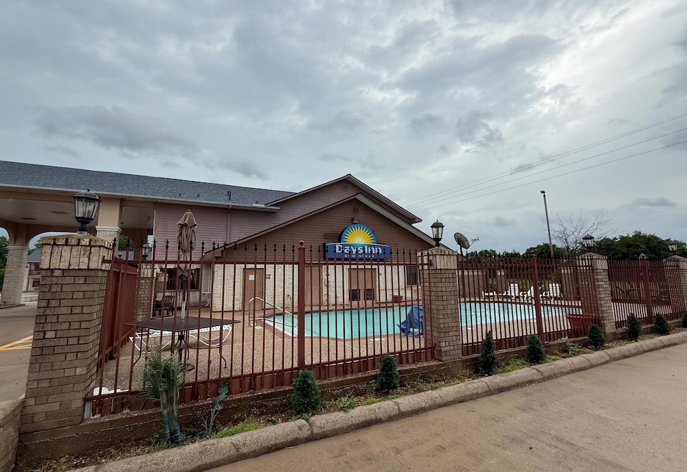 Days Inn by Wyndham Navasota 1/60