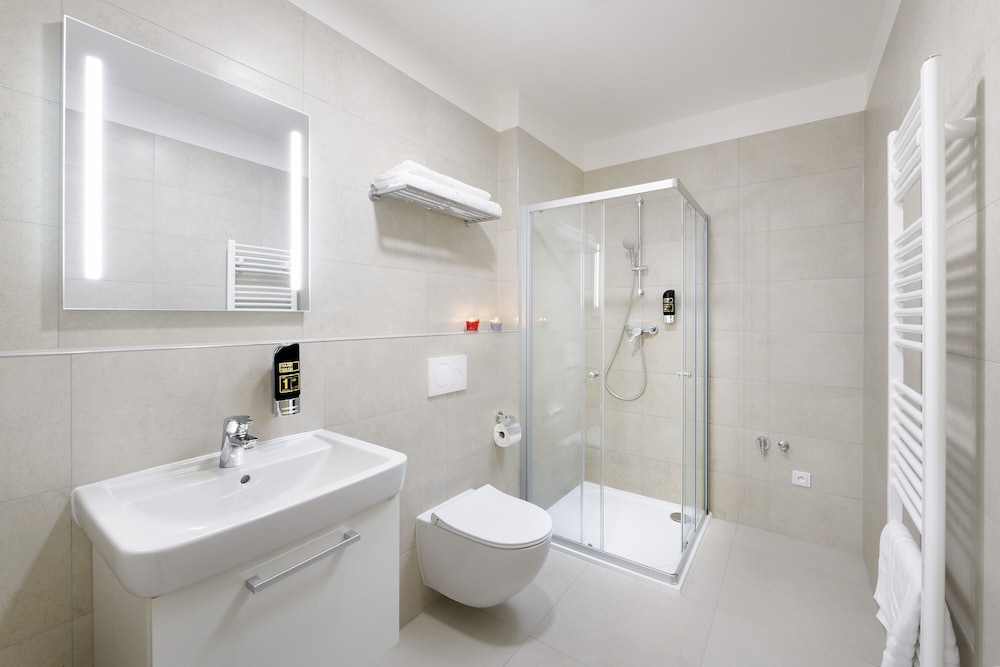 بنتهاوس حصري بسريرين كوين بشرفة بغرفتي نوم مع أريكة، DownTown Suites Kodanska 2/3