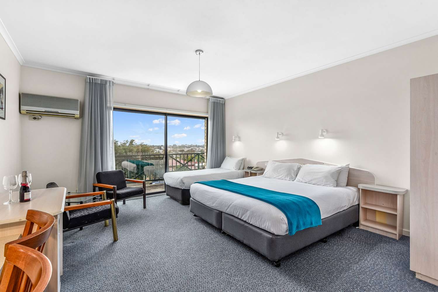 Upgrade, 1 Queen and 1 Single Bed