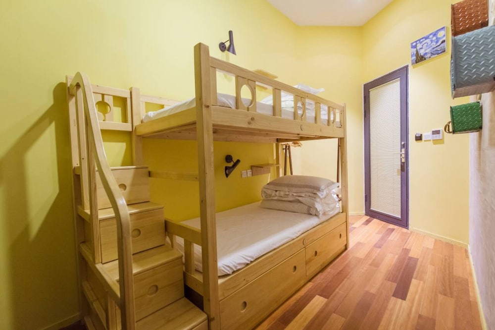 J Trip Youth Hostel 35/37