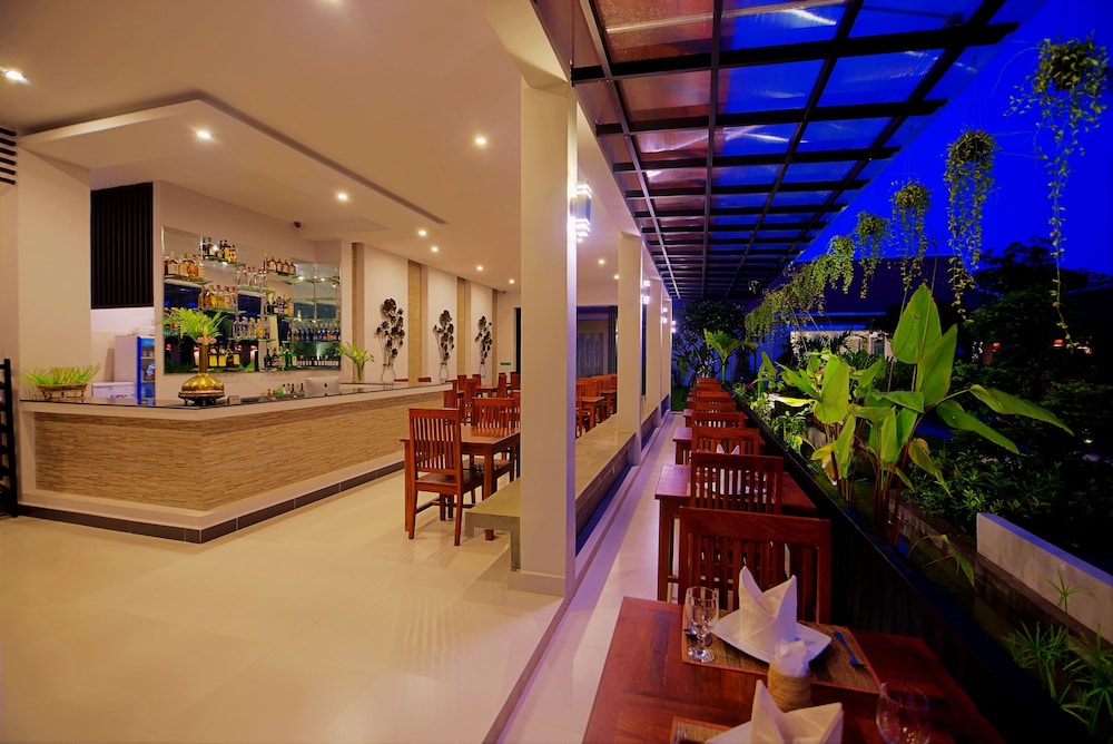 New Riverside Hotel 79/100