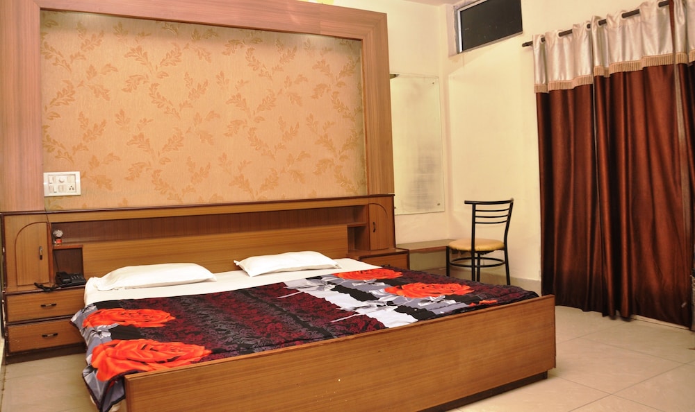 HOTEL SUDARSHAN PALACE 12/48