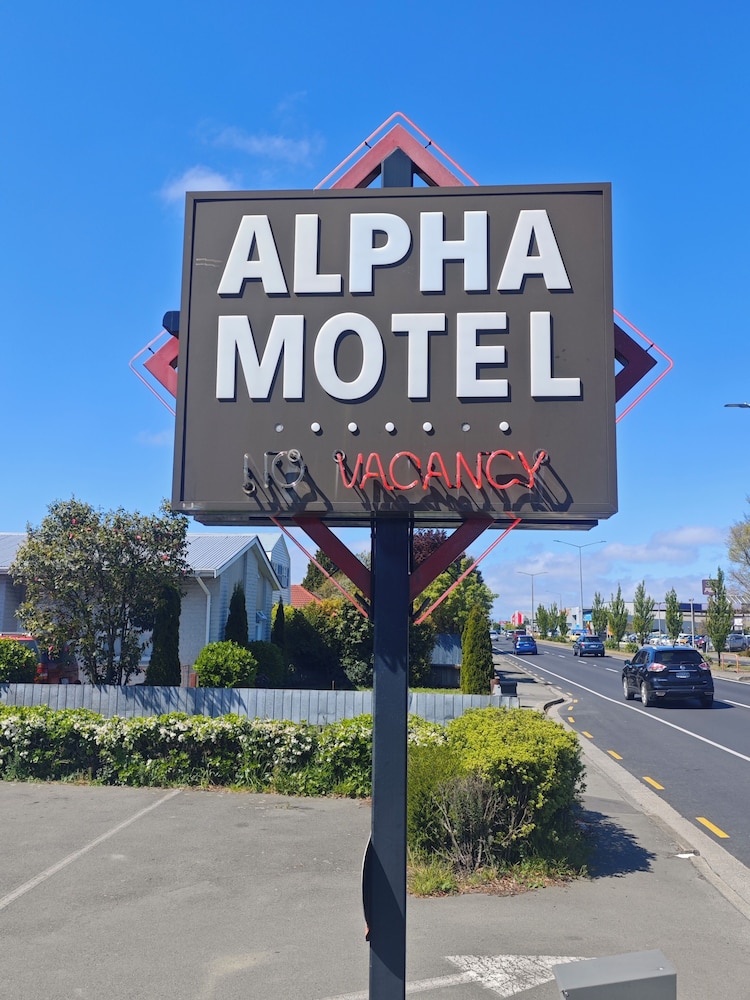 Alpha Motel Luxury Apartments 66/74