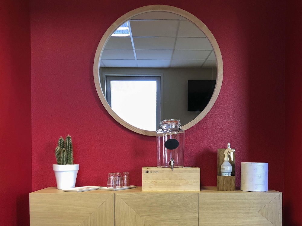 Ibis Saint Genis Pouilly Geneve 9/45