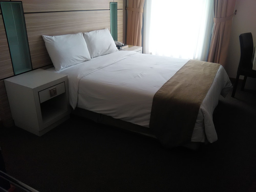 SUPERIOR, QUEEN BED