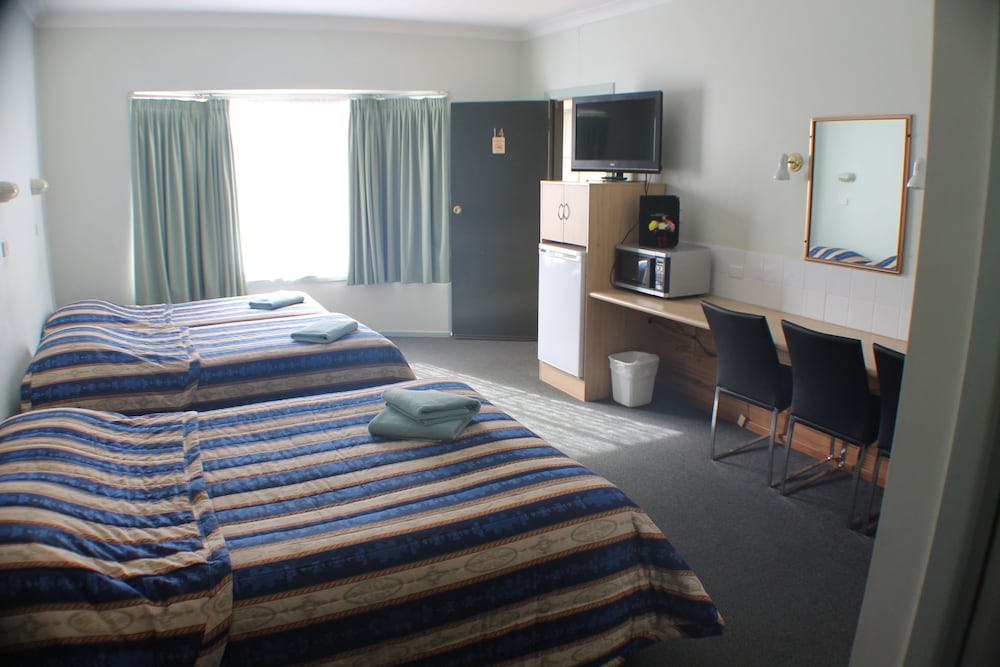 LAKE FORBES MOTEL 16/44