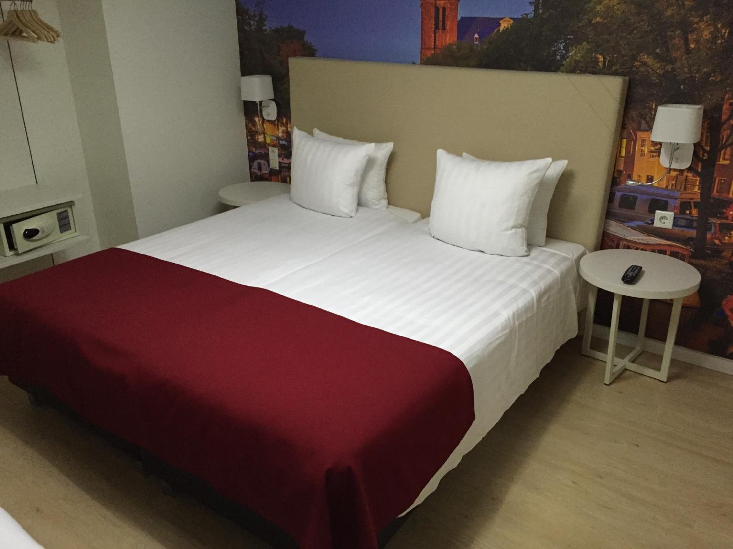 COMFORT, TWIN BEDS