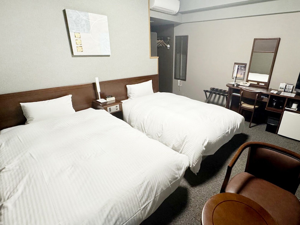 ROOM, TWIN BEDS