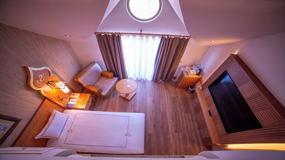 Royal Dragon Hotel 12/50