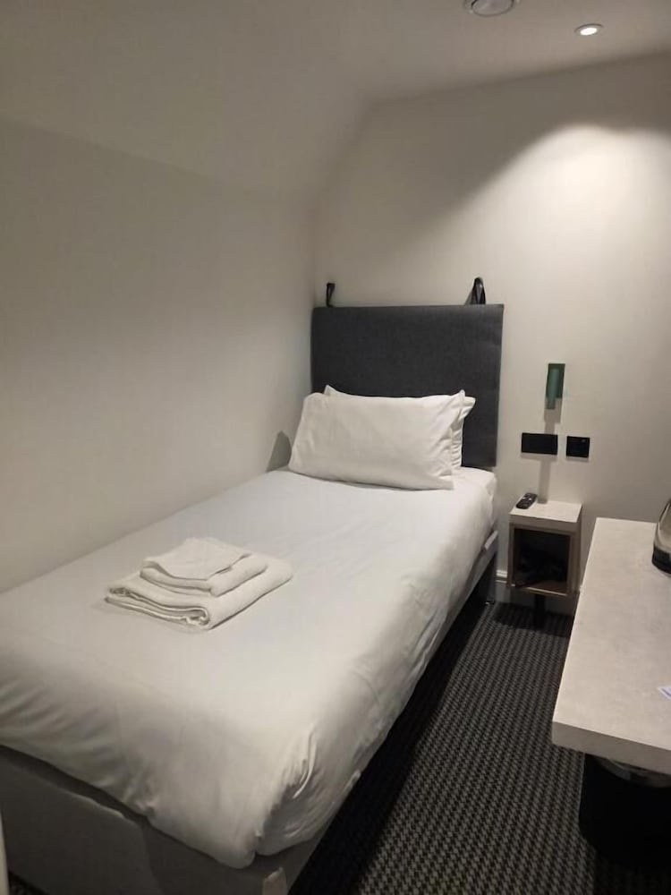 ROOM, SINGLE, NO WINDOW