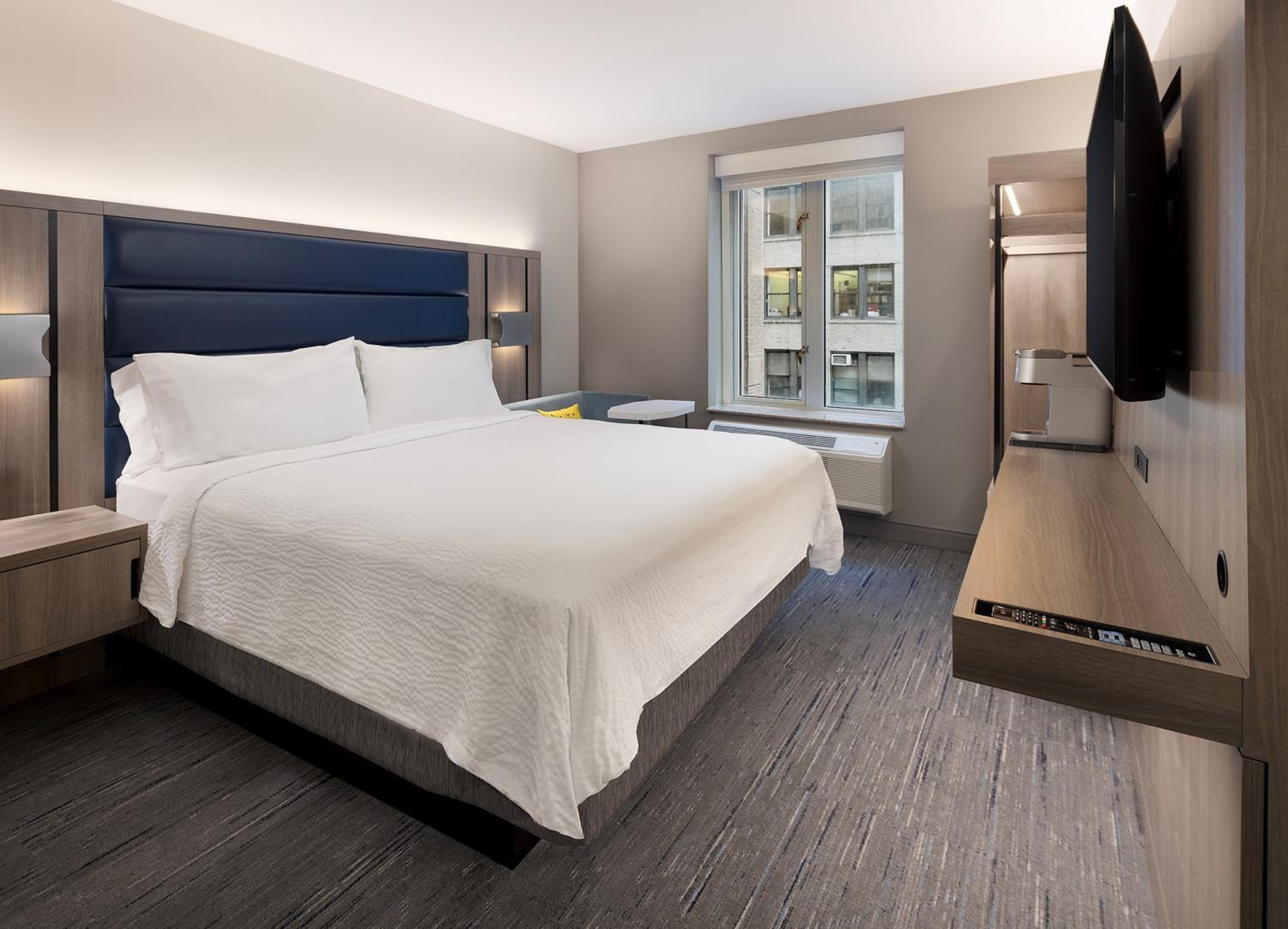 Room, King Bed, Hot Tub, Holiday Inn Express - New York City Chelsea 5/10