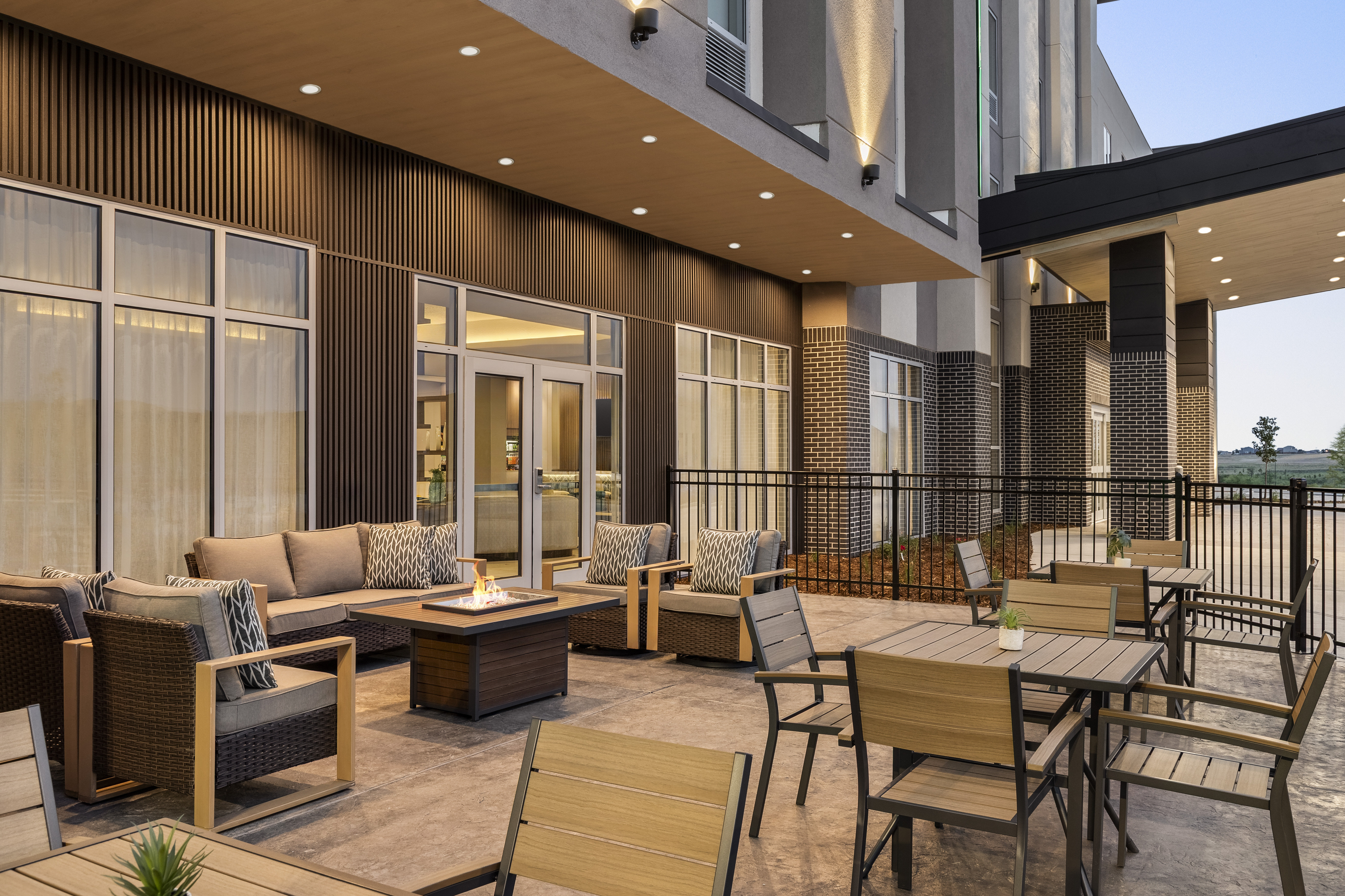 Holiday Inn Hotel And Suites Commerce City Denver Airport 30/50