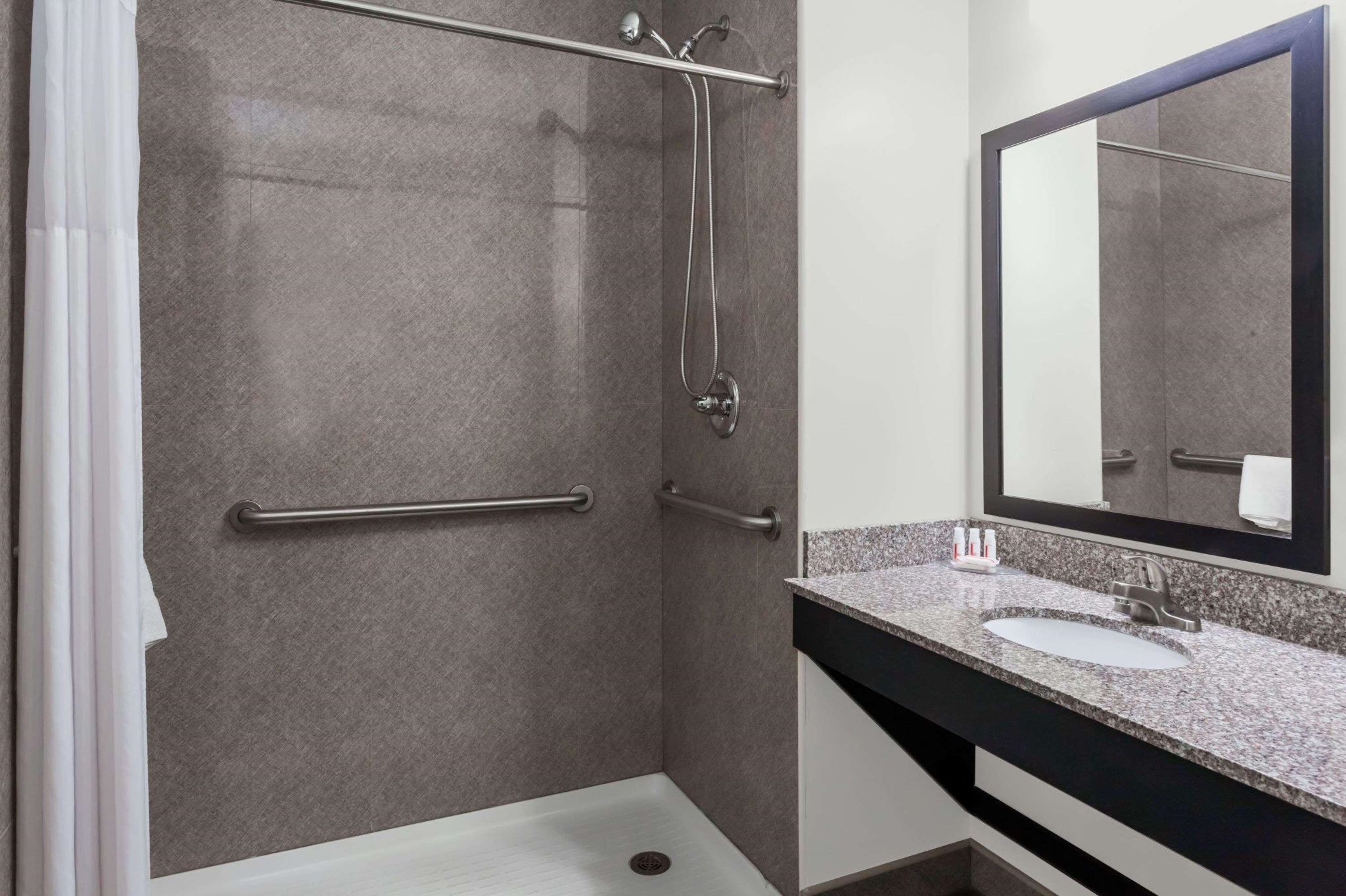 Days Inn & Suites by Wyndham Jamaica JFK Airport 20/20