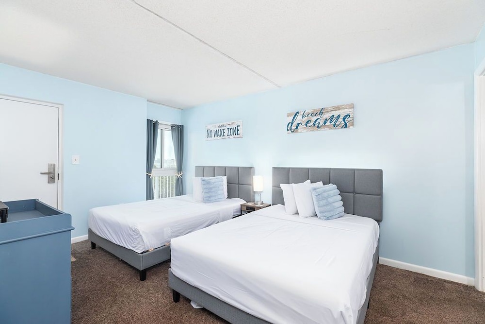 Condo, Traditional, 2 Double Beds, King Bed, Bay View, Sofa, Balcony 3/5