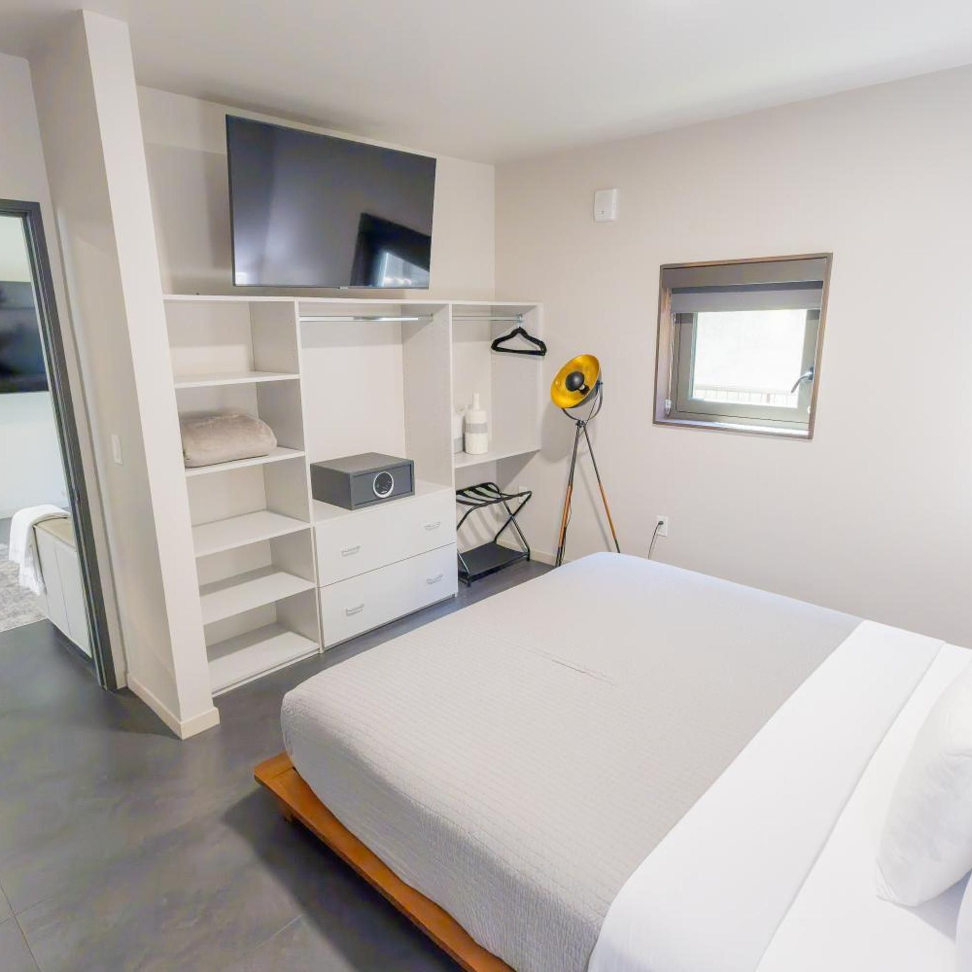 City24 Condo Hotel Little Italy Mission Hills 14/49