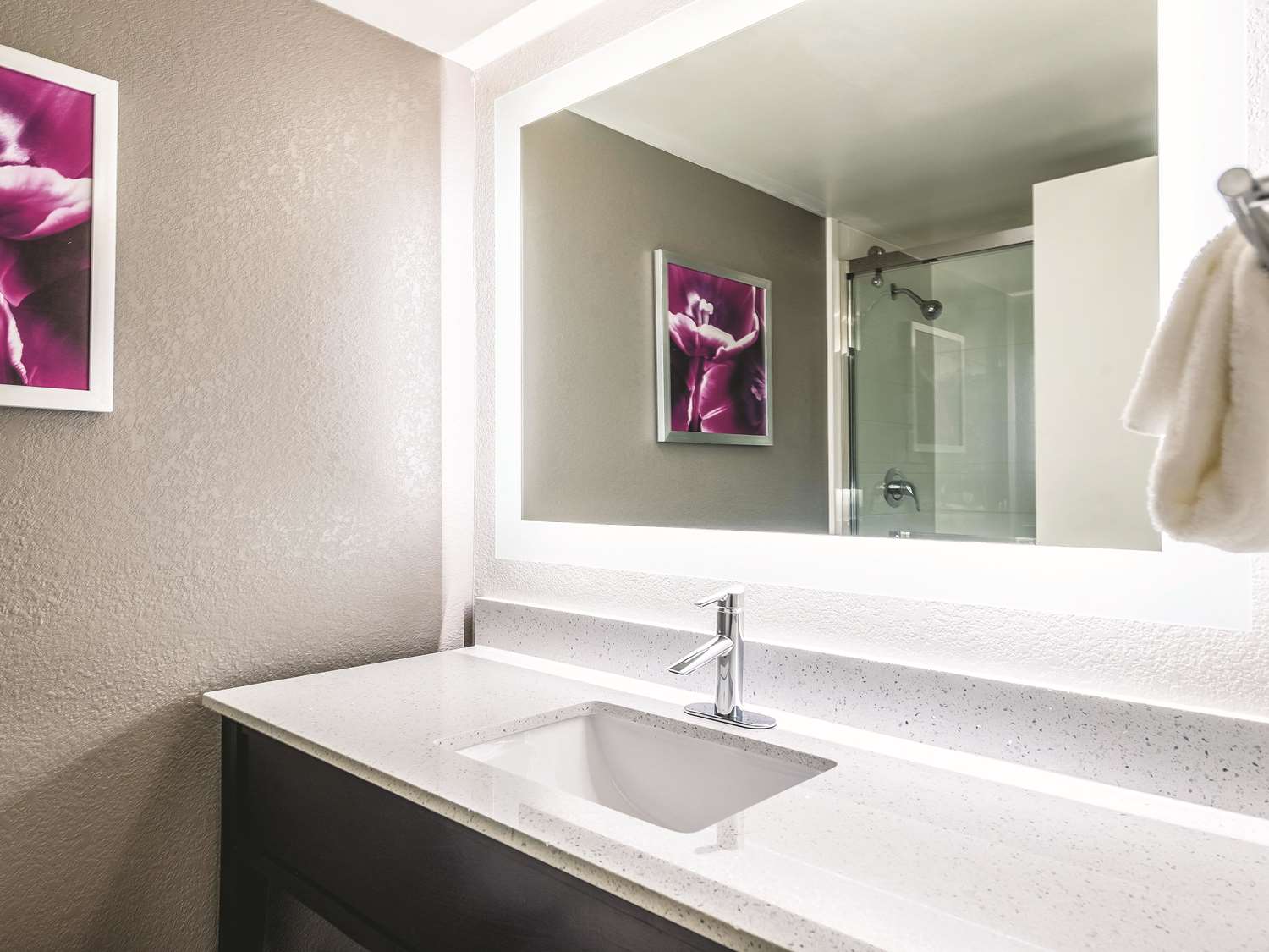La Quinta Inn & Suites by Wyndham Cincinnati Sharonville 44/45