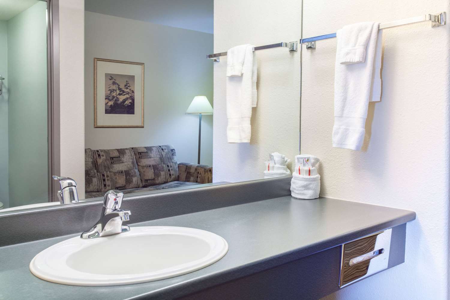 Super 8 By Wyndham Truro Ns 23/26