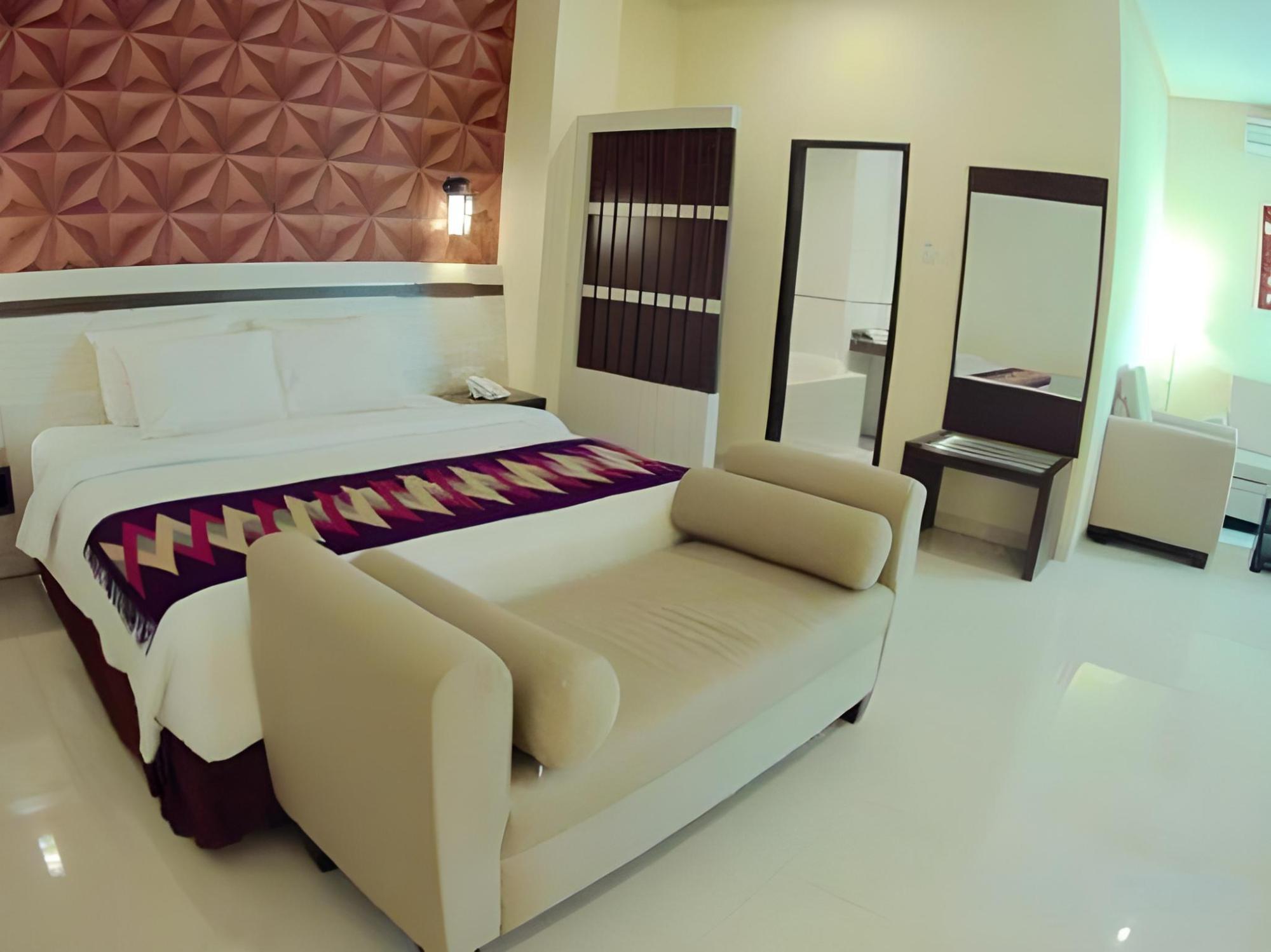 HOTEL PURI INDAH & CONVENTION 11/99