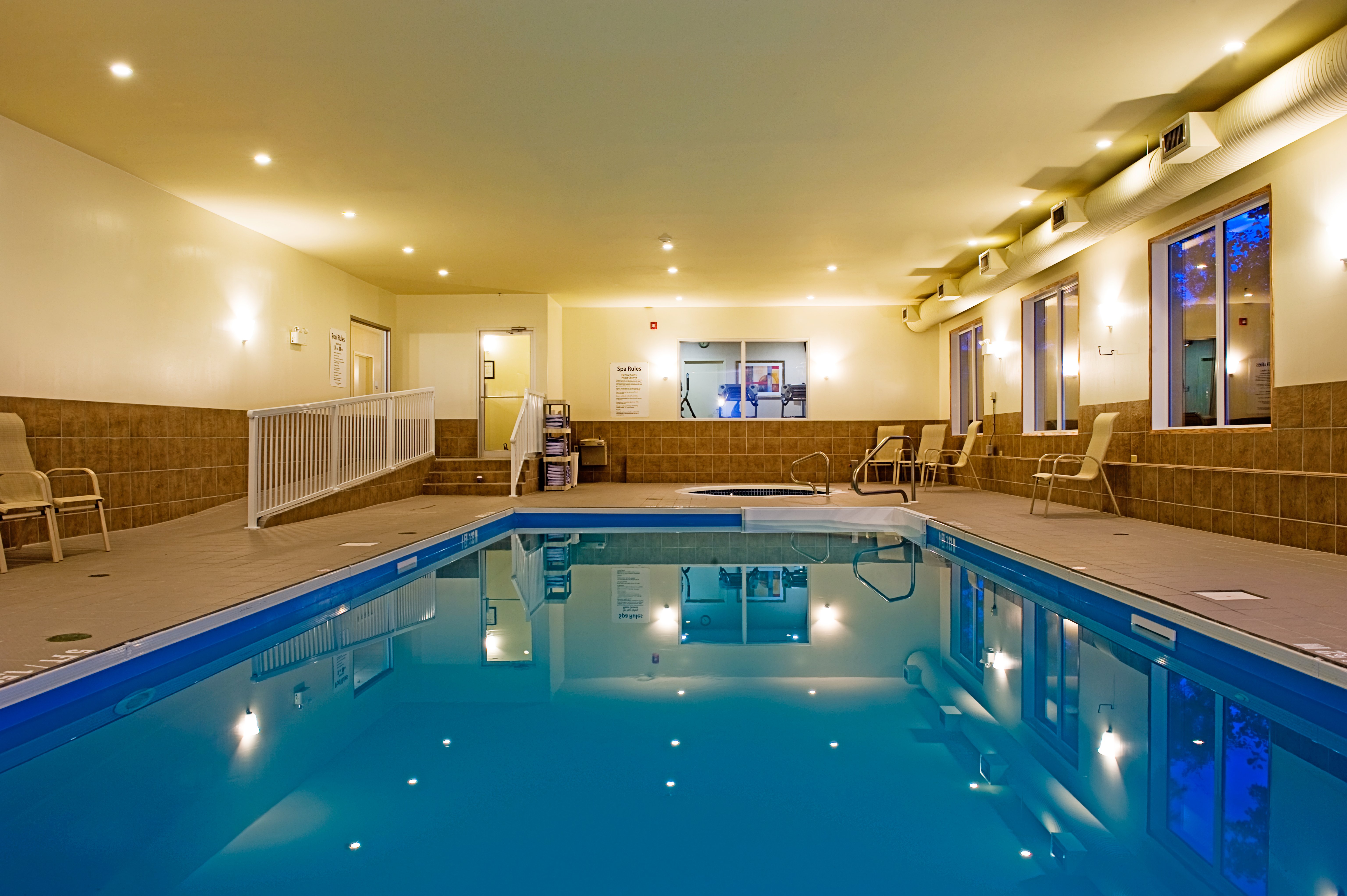 Holiday Inn Express Suites South 39/73