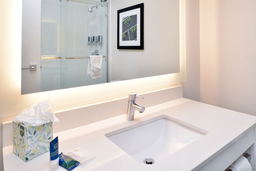 Four Points by Sheraton Omaha Midtown 20/20