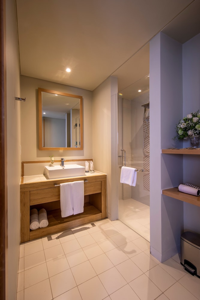 Flc Luxury Hotel Samson 12/69